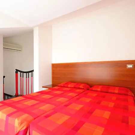Apartment Familiar Flat With Balcony